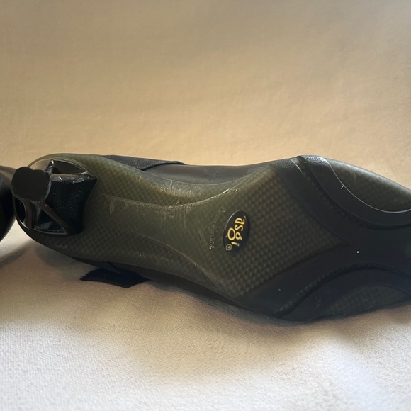 Black leather Mary Jane pump. - Picture 6 of 7